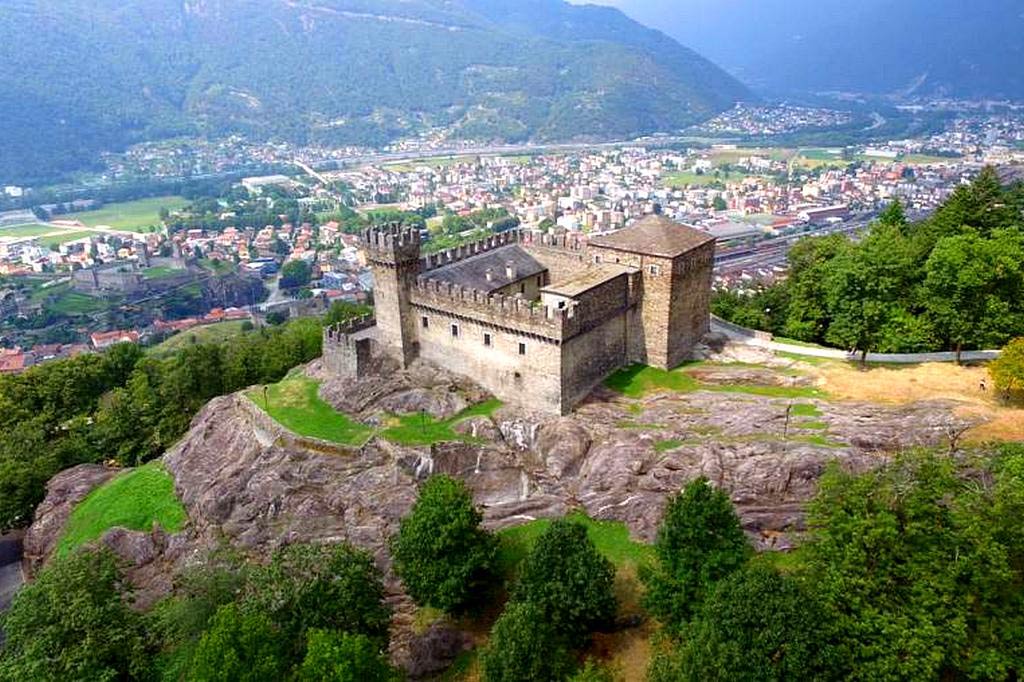 Замок Сассо Корбаро (Castello di Sasso Corbaro)